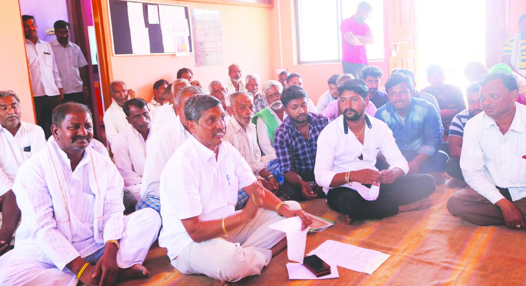 ಕಟ್ಟಡ ನಿಮರ್ಾಣಕ್ಕೆ ಅಡ್ಡಿ: ಪಿಡಿಒ ವಿರುದ್ಧ ಗ್ರಾಮಸ್ಥರ ಆಕ್ರೋಶ